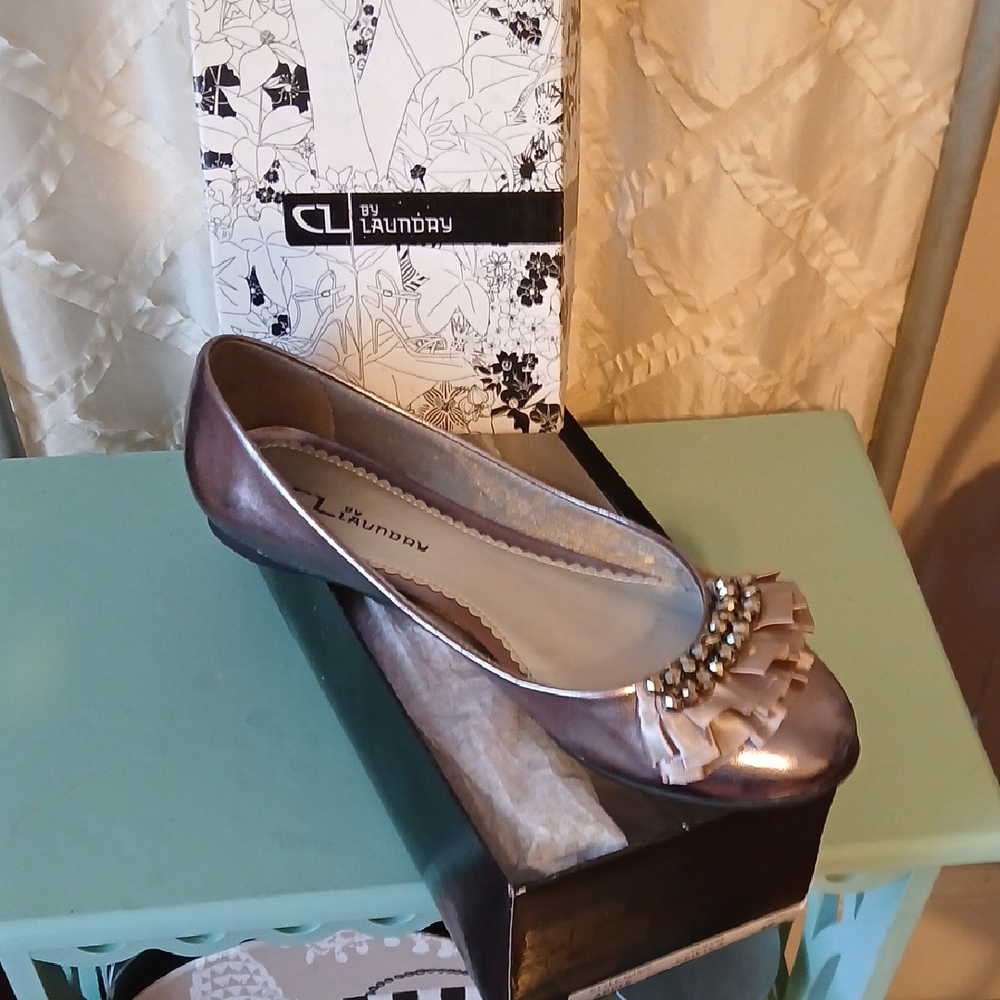 New In Box  CL  LAUNDRY Size 8 Medium